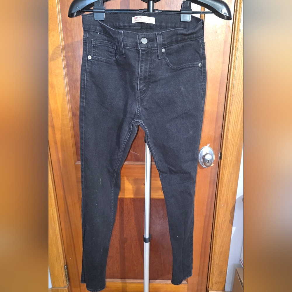 Levi's Black Skinny Jeans with Sleek Fit